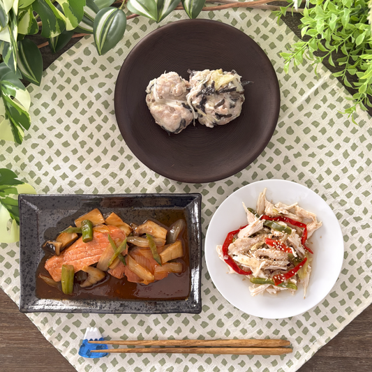 鮭ヤンニョムとキャベツ巻きのバランスプレート