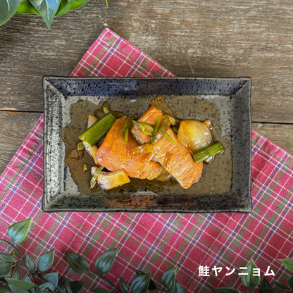 鮭ヤンニョムと鶏さっぱりのシンプルプレート