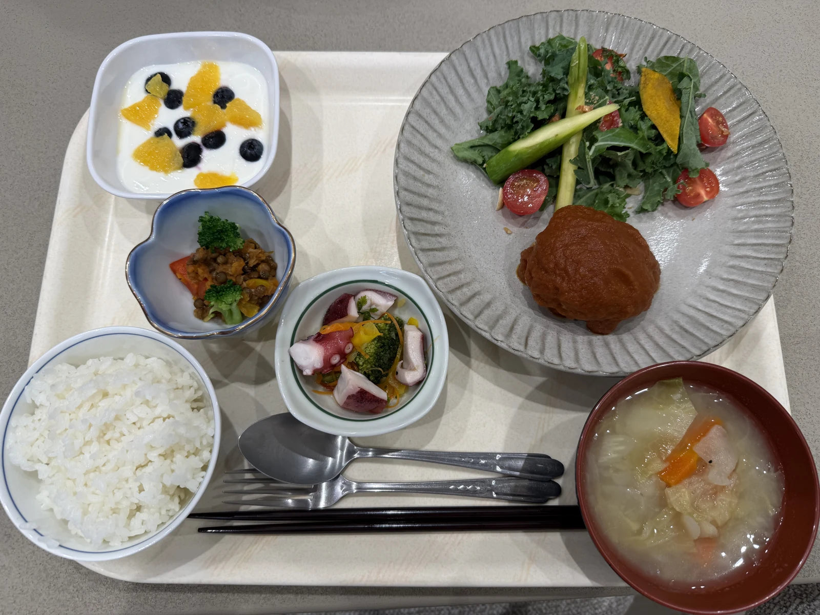 主菜・副菜・ごはん・汁物を組み合わせた食事の一例